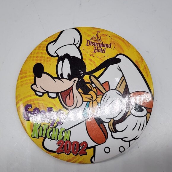 Disneyland Hotel Goofys Kitchen 2002 Pin Goofy Chef Collectible Button Badge - Picture 1 of 6